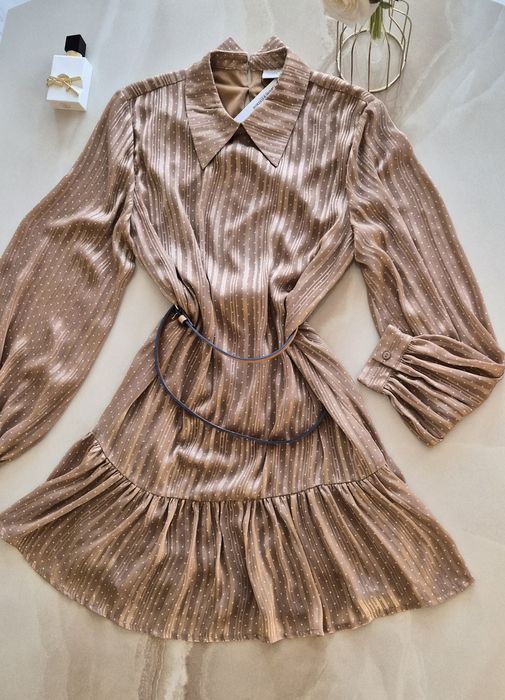 Бежова рокля на точки