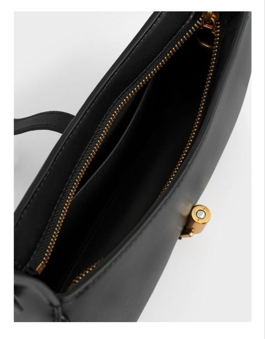 Продам сумку багет оригинал Charles&Keith