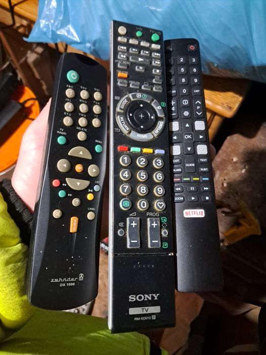 Продавам лот от различни дистанционни управления за телевизори, DVD и