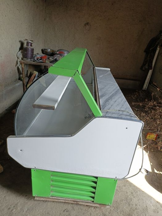 Vitrina holati yangi umuman ishlatilmagan uyda turgan