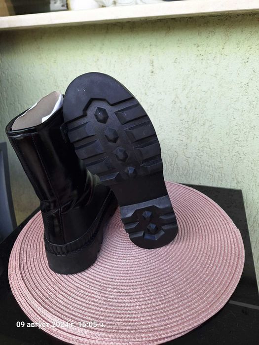 Продават се боти Pepe Jeans