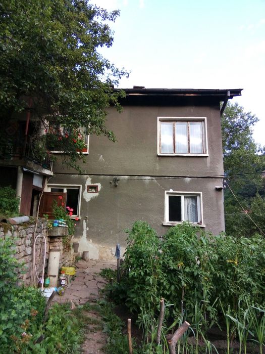 Продавам къща в село Бов на 45км от София