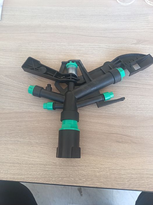 Yomg'irlab sug'arish uchun sprinklerlar, pushka bor