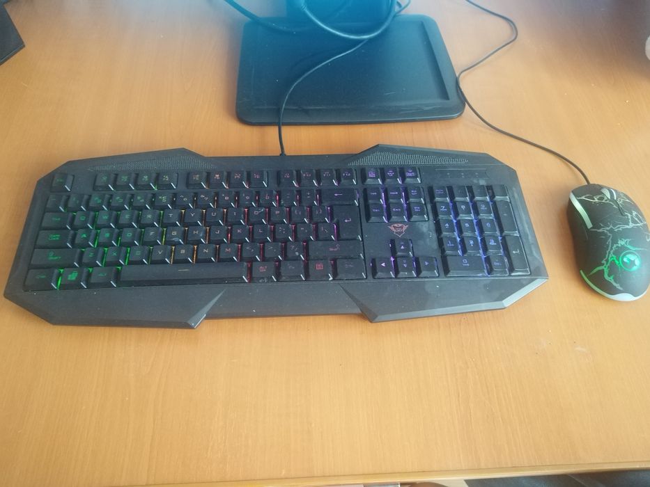 Vand i5 cu ssd 256 gb 16 gb de ramii cu wireless si o placa video