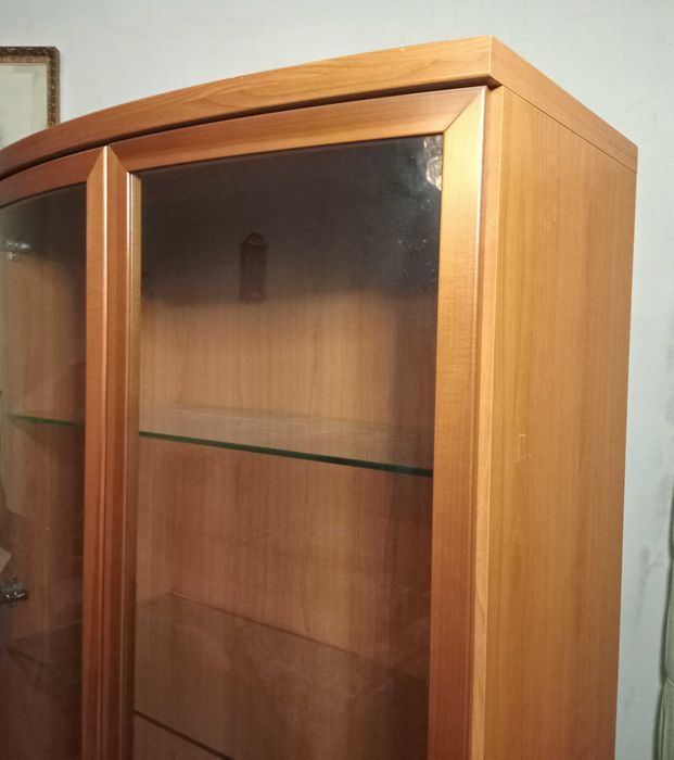 Шкаф витрина в хорошем состоянии
