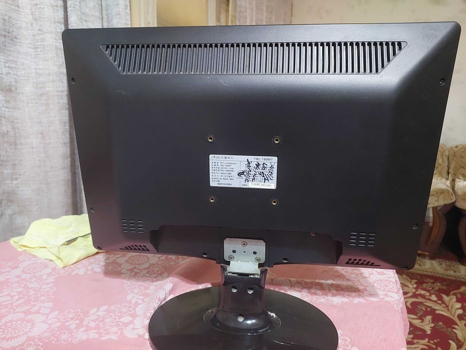 Монитор TFT LCD в хорошем состоянии