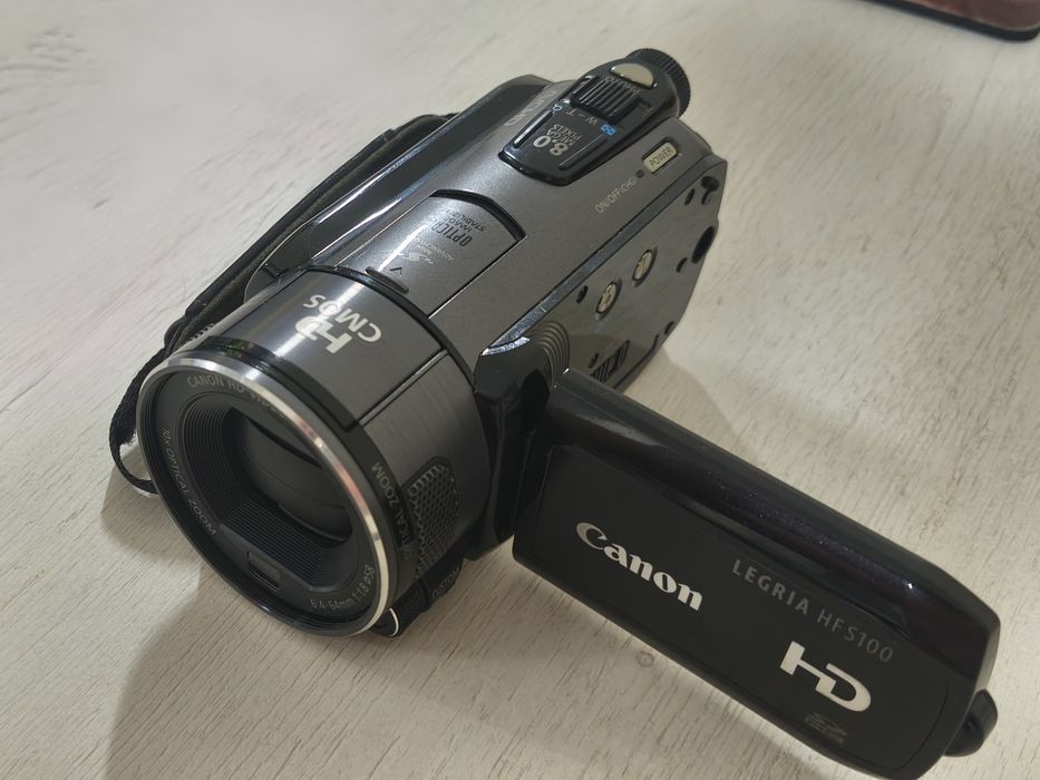 Видеокамера Canon Legria HF S100
