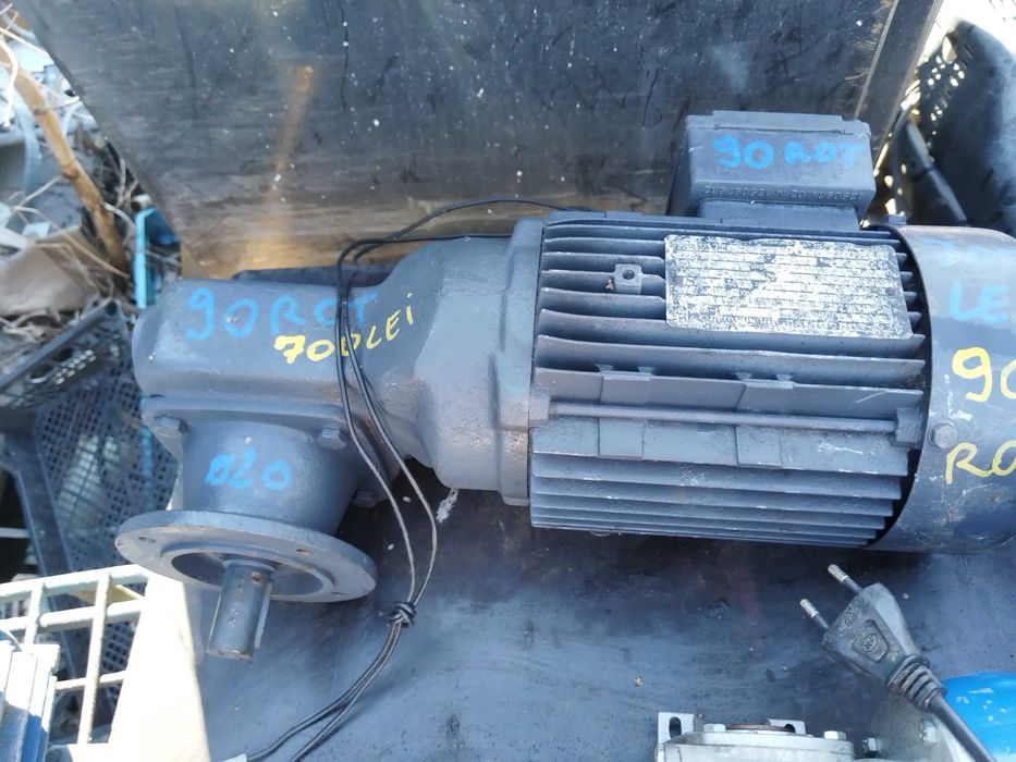 Motor electric cu reductor 90 rotații pe minut