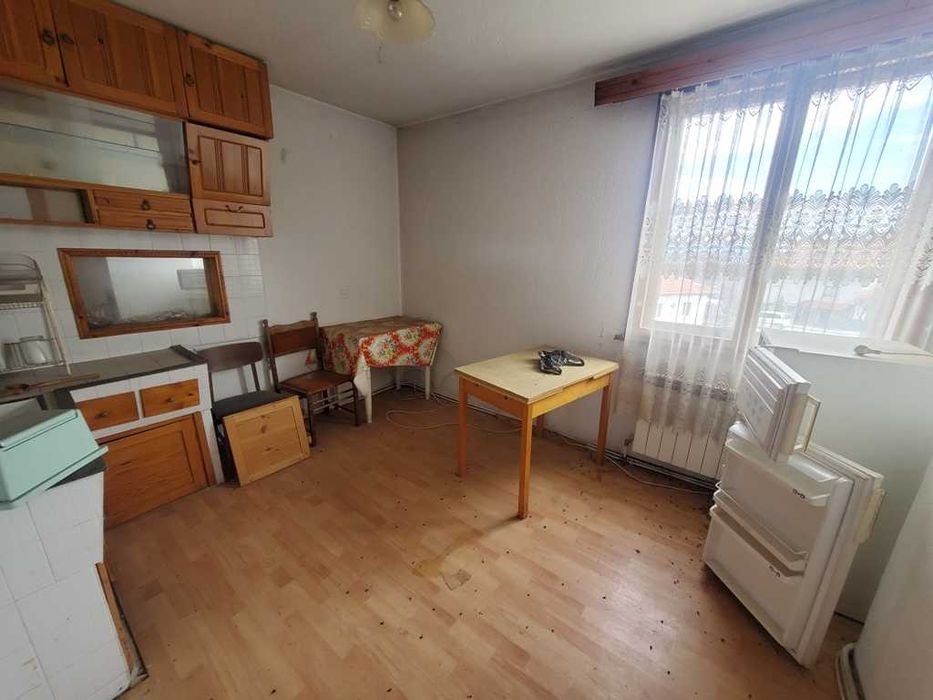 Масивна двуетажна къща за продажба в град Банско