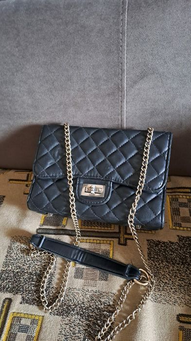 Сумочка с цепью.