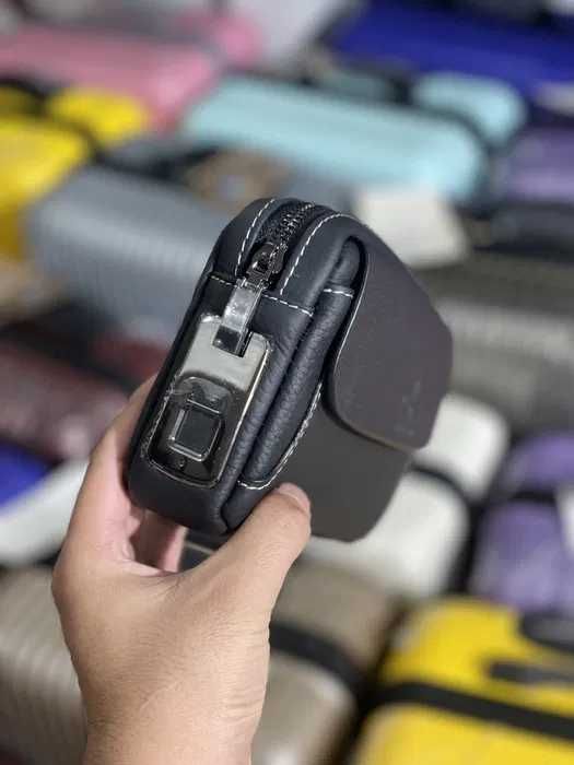 Барсетка с отпечатком пальцев