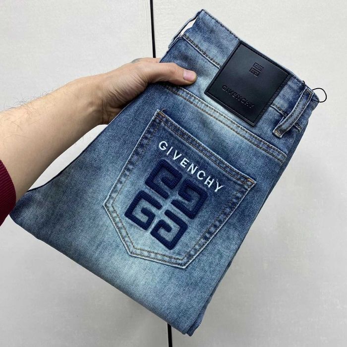 Aduc pe comanda Blugi Givenchy orice model