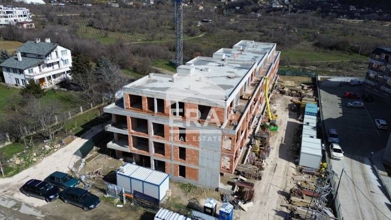 Тристаен апартамент за продажба, със собствен двор, в новострояща се с