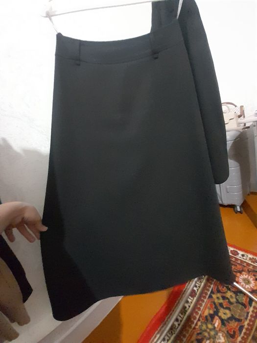 Ayollar kastyum yubkasi sotiladi