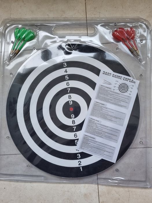 Дартс дървен класически с 6 остри стрели. Двустранен.