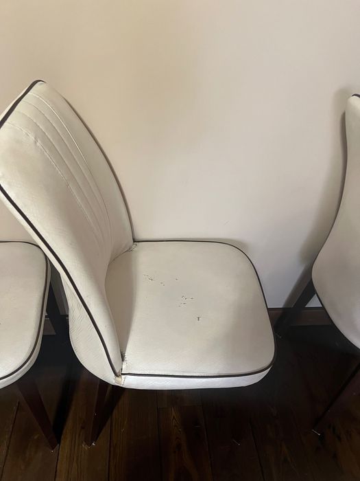 Кожаные стулья белые