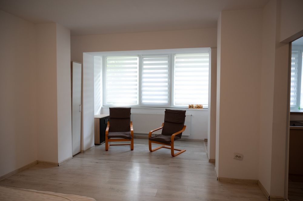 Închiriez apartament elegant, central, cu curte și intrare individuala