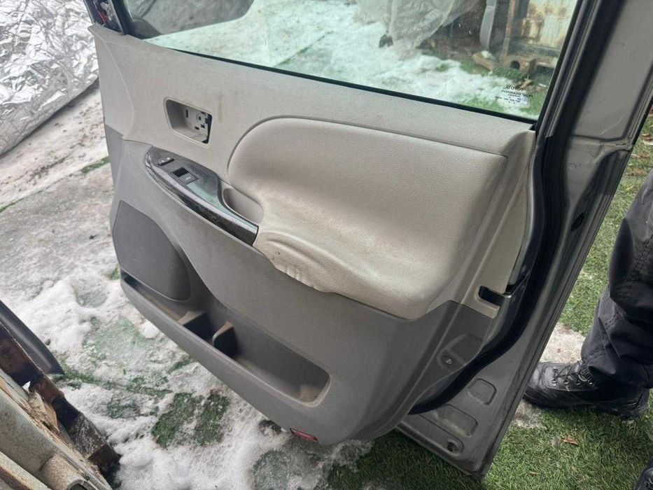 Двери Toyota Siena