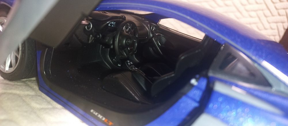 Метални коли McLaren 1:18