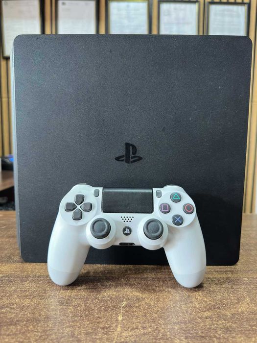 Продавам PlayStation 4 Slim 1TB + 1 джойстик