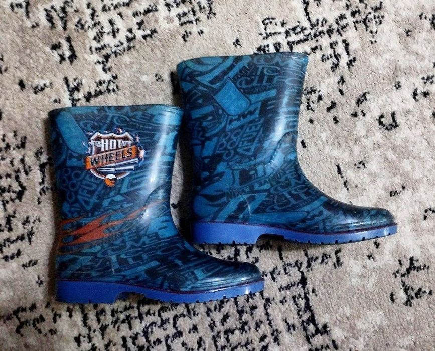 Резиновые сапоги на мальчика