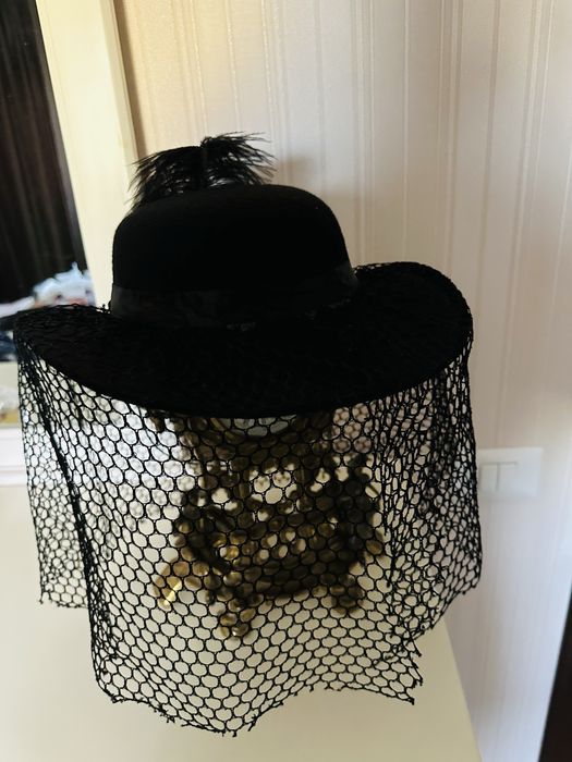 Palarie neagra , model gotic , pentru Halloween , cu pana naturala si trandafiri negri , eleganta si de efect , masura universala