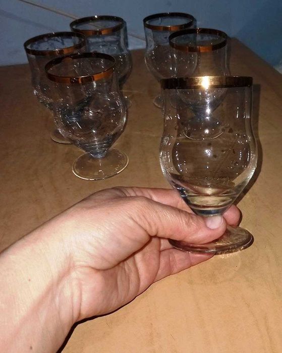 Продам рюмки 6 штук, набор, один с позолотой, другой с рисунком.