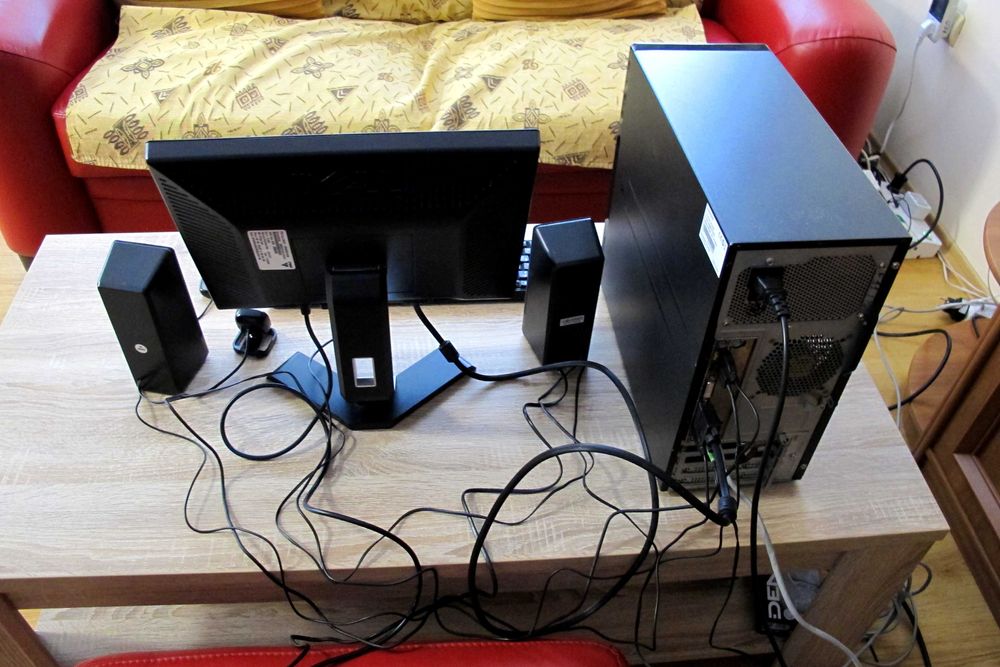 Продавам Компютър с монитор – Комплект