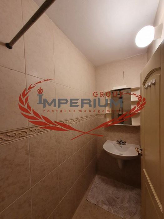 Двустаен обзаведен апартамент  с ПАРКОМЯСТО под наем в района на кв.