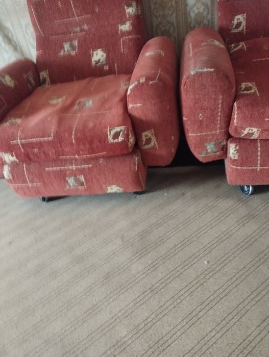 Ъглов диван,фотьойли,табуреткии масички