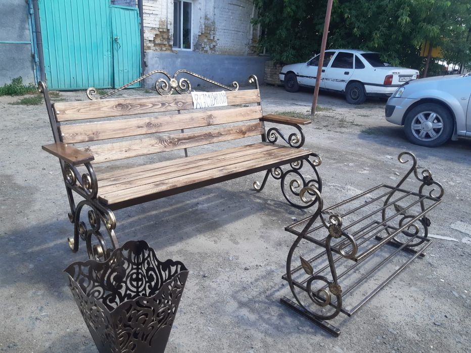 Скамейки и качели
