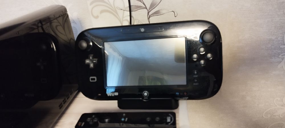 Продам игровую приставку WII U