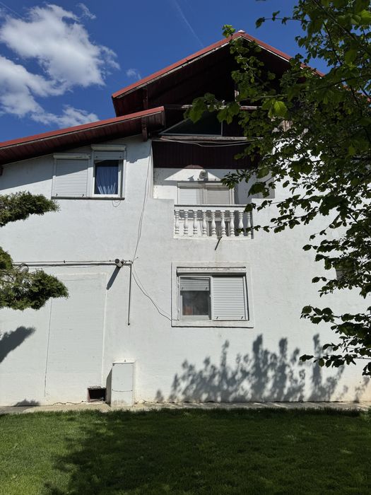 Vand casa cu piscina , teren 1000 mp, la 100 m de lac