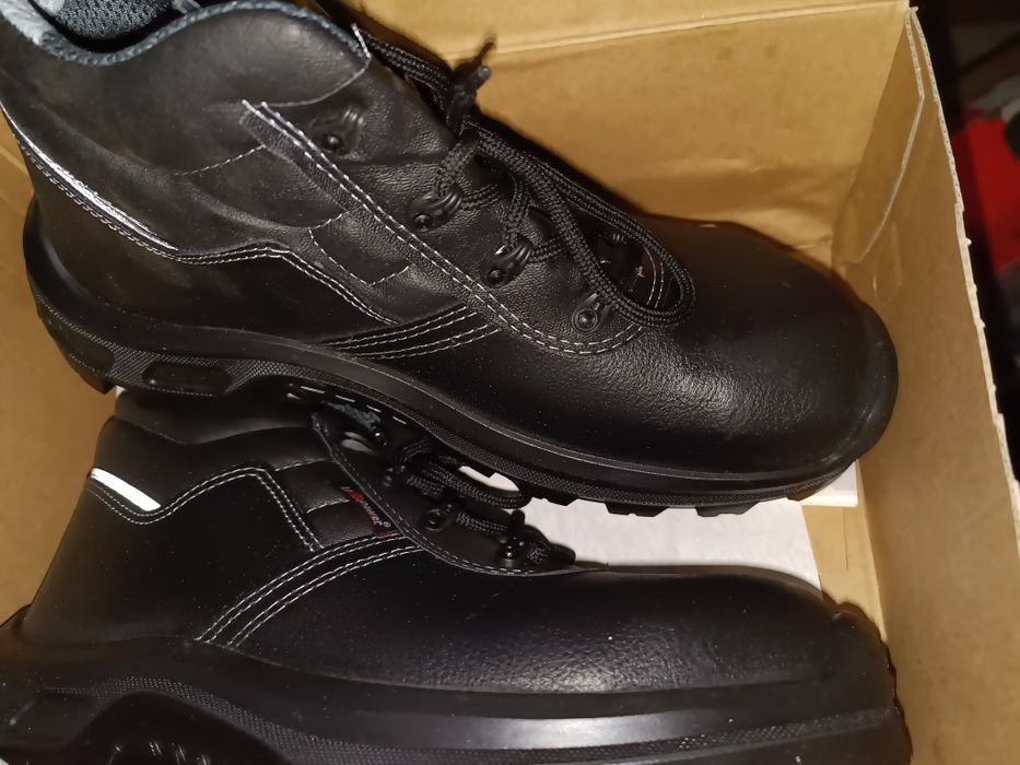 Работни обувки с бомбе