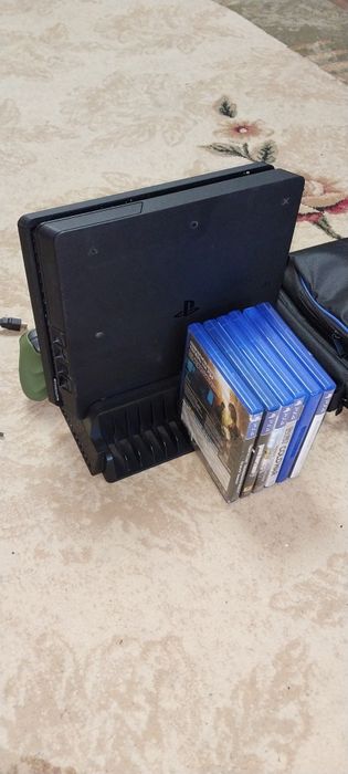 Продам PlayStation 4 Slim