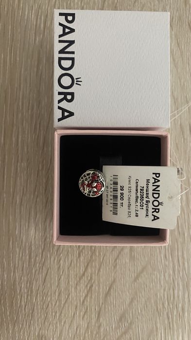 Шарм от бренда Pandora.