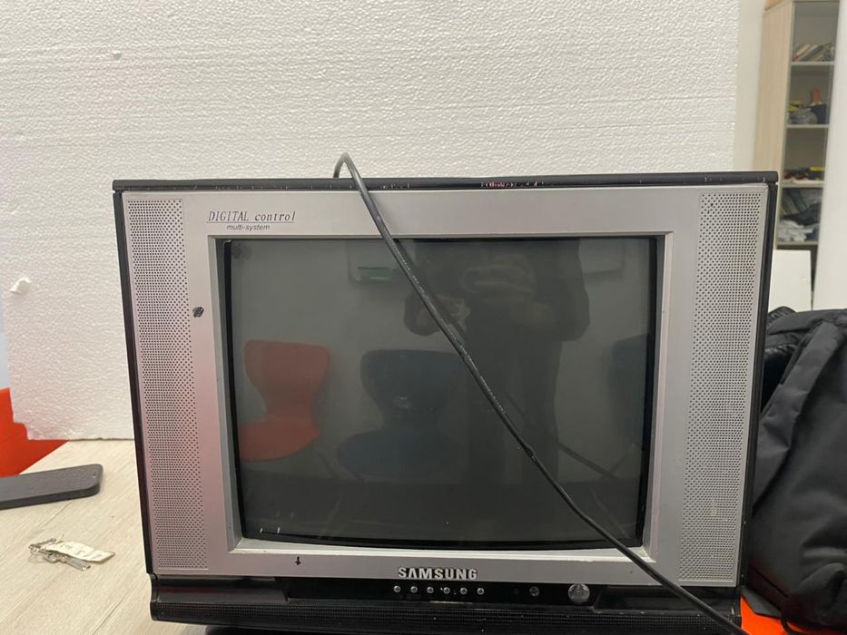 Рабочий старый телевизор