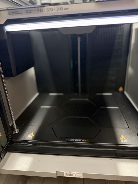 Bambu Lab H2S impecabila