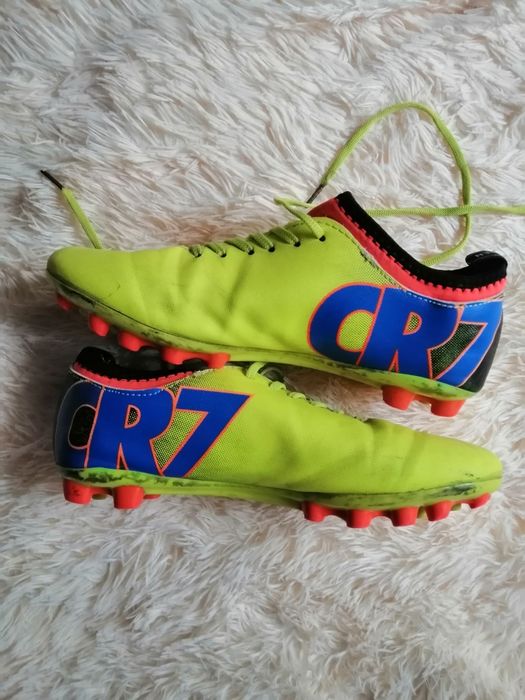 Продаются бутсы шипованные