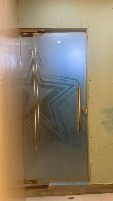 Стекло двер всё целый