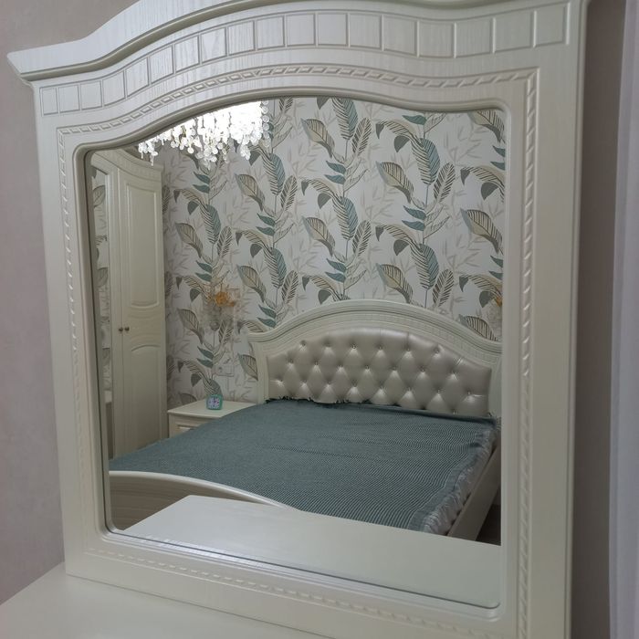 Настенное зеркало размером 92×81