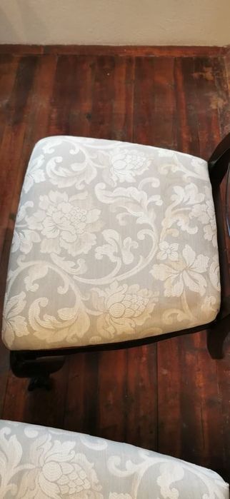 Трапезна маса със столове.