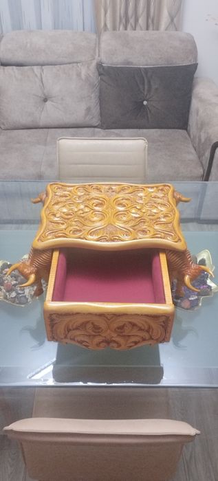 Caseta pentru bijuterii sculptata manual