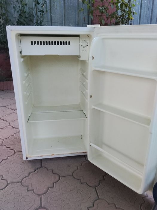 Продам однокамерный холодильник Ава