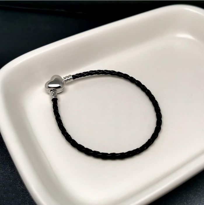 Кожена гривна със сребърно сърце