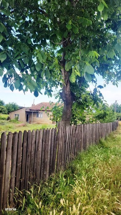 Teren de vânzare cu front stradal de peste 60 m, se vinde şi parţial