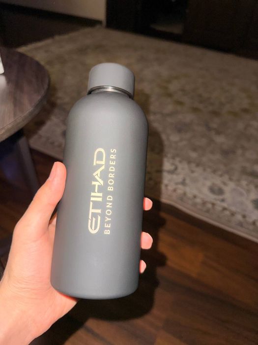 бутылка оригинал от компании Etihad Airways.