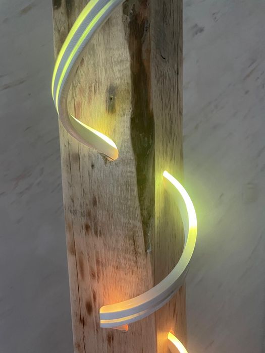Ръчно изработена лампа от естествено дърво и лед светлини