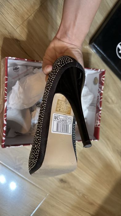 Туфли черные со стразами на каблуке