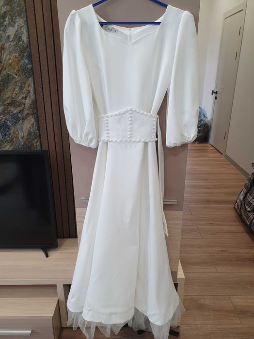 Продам белое нарядное платье